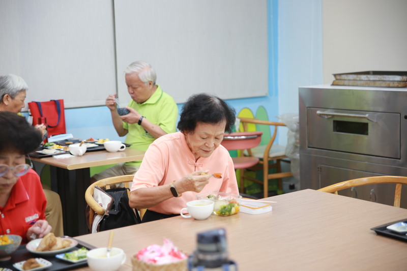 在樂林居上課的日子，春燕姐中午會在饗樂餐廳用餐